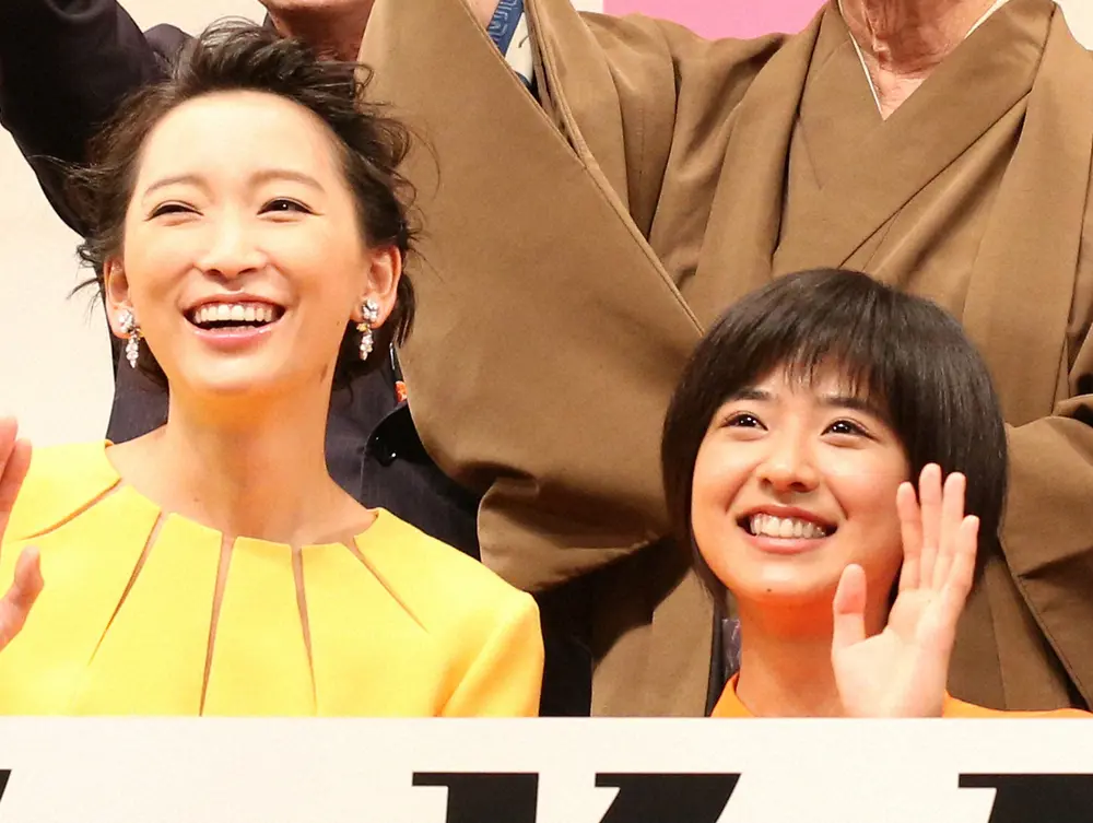 映画「オケ老人！」で共演した杏（左）と黒島結菜（2016年撮影）