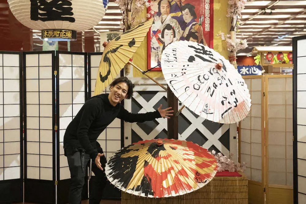 尾上右近　和傘に「志」「爆」のメッセージ　「團菊祭五月大歌舞伎」に意気込み