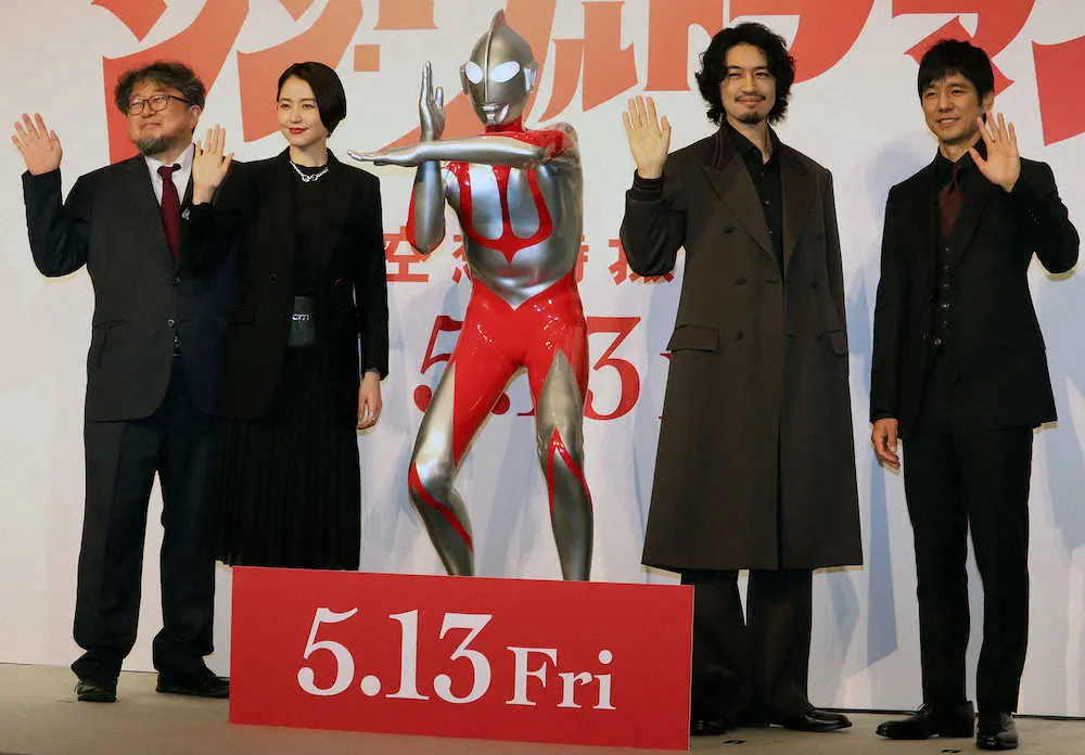 映画「シン・ウルトラマン」の完成報告を行った（左から）樋口真嗣監督、長澤まさみ、斎藤工、西島秀俊