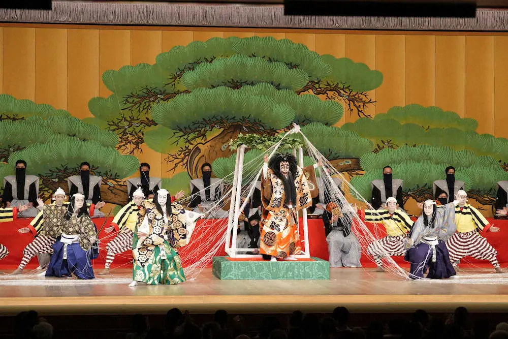 3年ぶりの開催となった「團菊祭五月大歌舞伎」の第2部「土蜘」で「土蜘の精」を演じる尾上菊之助（中央）