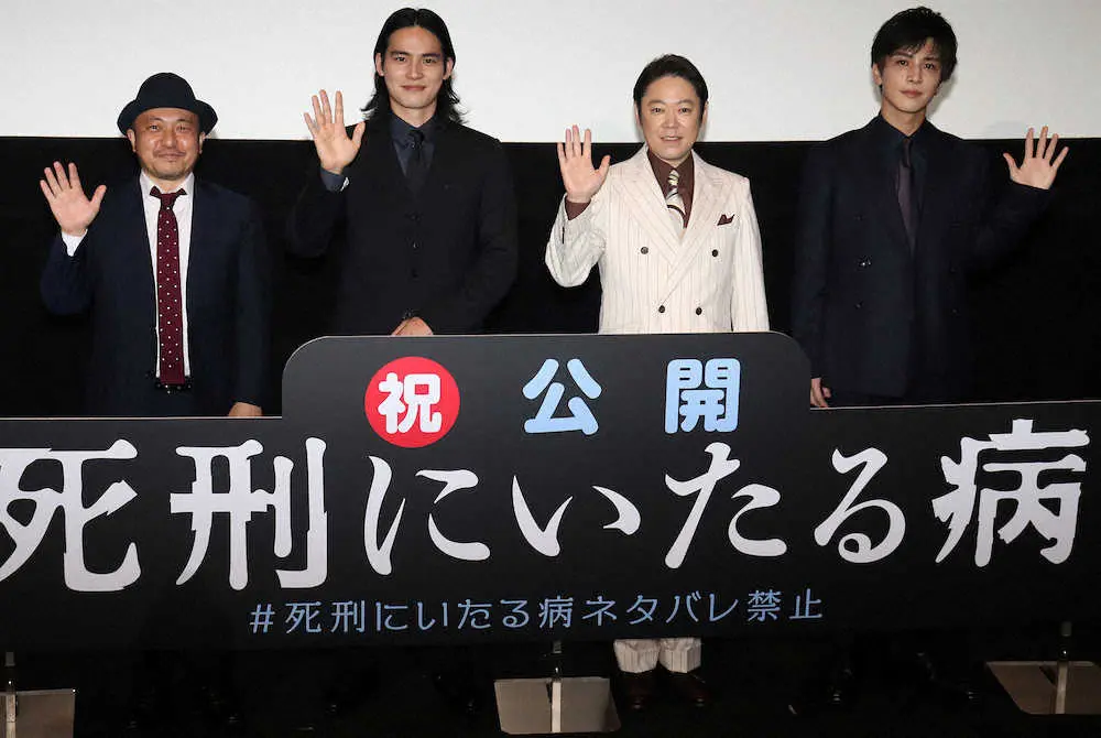 舞台あいさつを行った（左から）白石和彌監督、岡田健史、阿部サダヲ、岩田剛典
