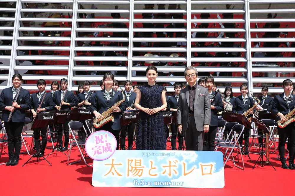 イベントを盛り上げた松商学園吹奏楽部に感謝する檀れい（前列中央）と水谷豊監督（前列右）