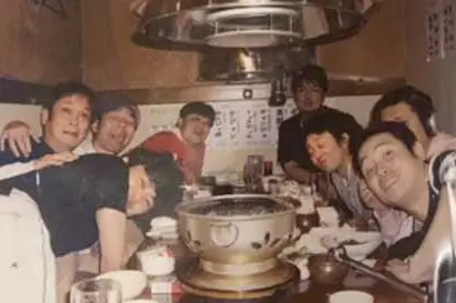 新中野の韓国料理店「オジャンドン」での「竜兵会」の様子（前列左から時計回りに）劇団ひとり、安田、肥後、上島さん、土田、有吉、ノッチ、スギ。