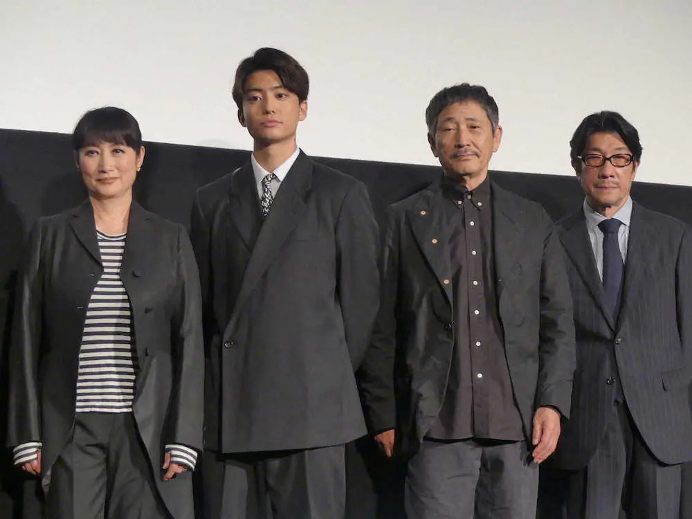 舞台あいさつで登壇する（左から）余貴美子、伊藤健太郎、小林薫