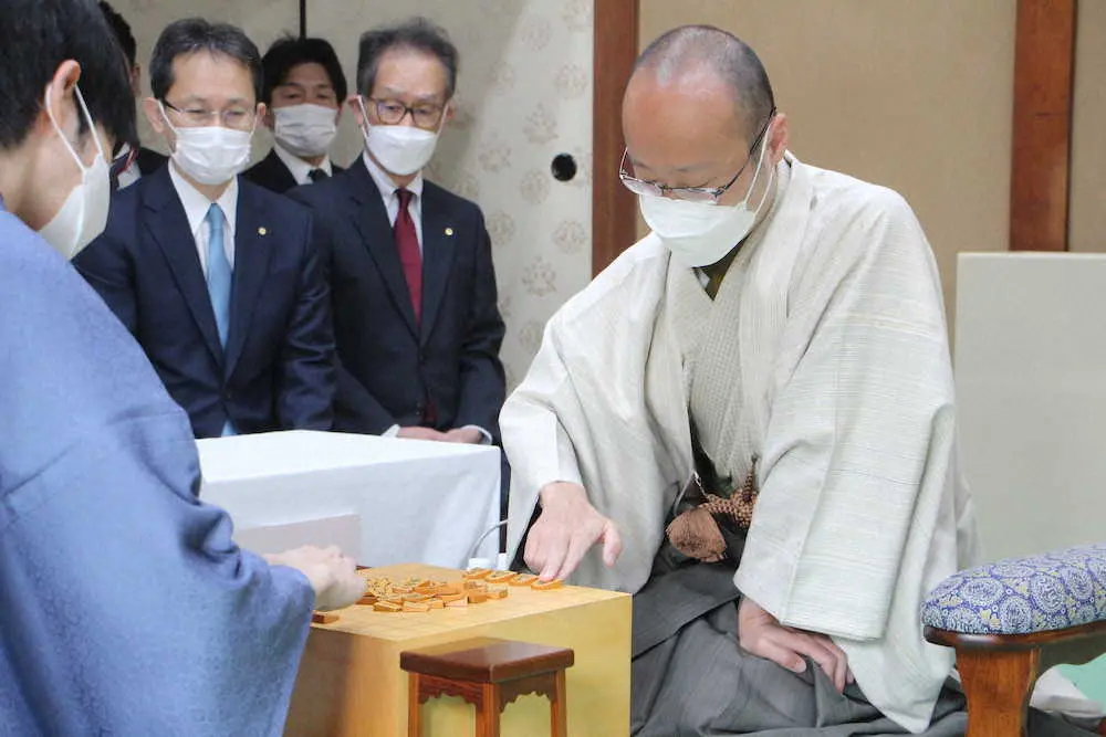 渡辺名人　斎藤八段との名人戦第4局は相掛かり　斎藤の角打ちに43分考慮し昼食休憩に