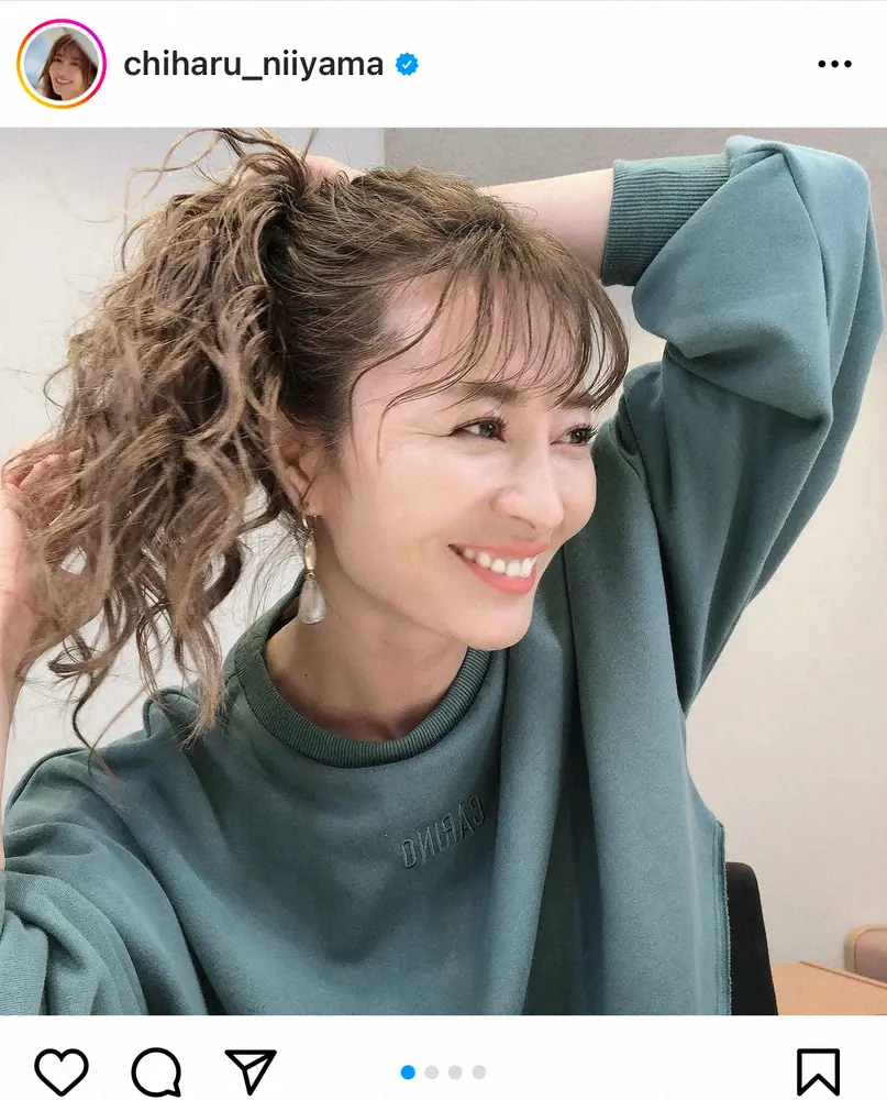 【画像・写真】新山千春　ソバージュヘアのポニーテール姿披露に「反則です」「パーフェクト」「本当に美人」の声