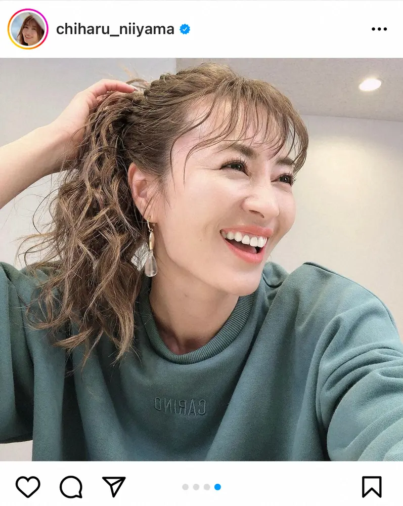 【画像・写真】新山千春　ソバージュヘアのポニーテール姿披露に「反則です」「パーフェクト」「本当に美人」の声