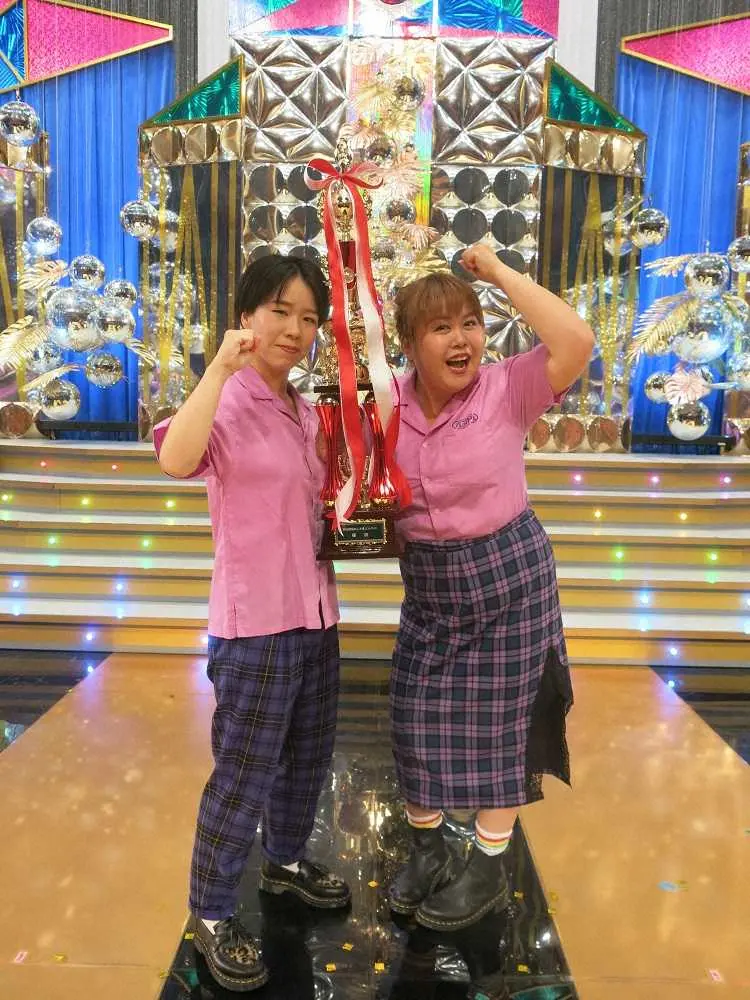 「第52回NHK上方漫才コンテスト」で優勝した天才ピアニストの竹内知咲（左）とますみ