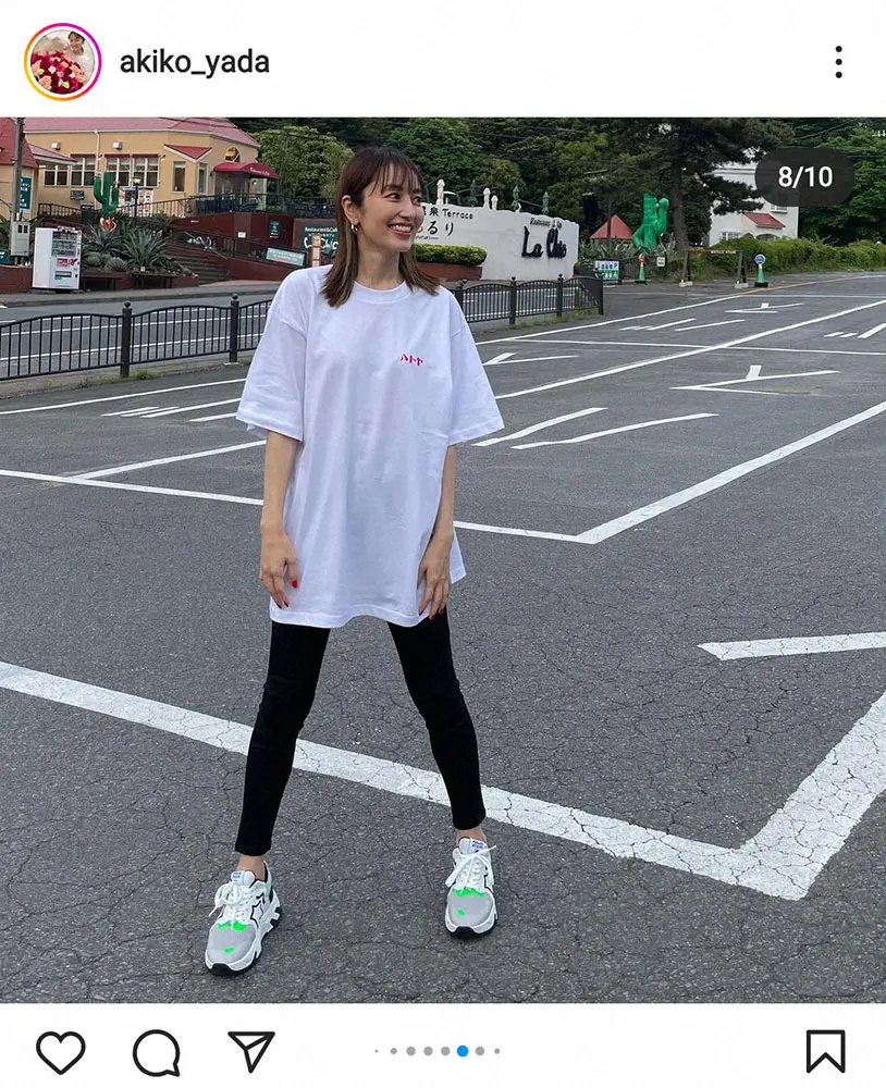 【画像・写真】矢田亜希子「一目ぼれ」ハトヤTシャツ＆超スリムデニム姿に「可愛すぎる」「細ーい　足が長い」の声