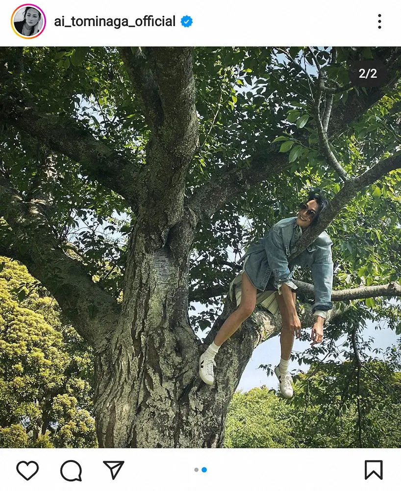 冨永愛　木登り姿に「ワイルドですな」「モデルは木登りもオシャレ」の声