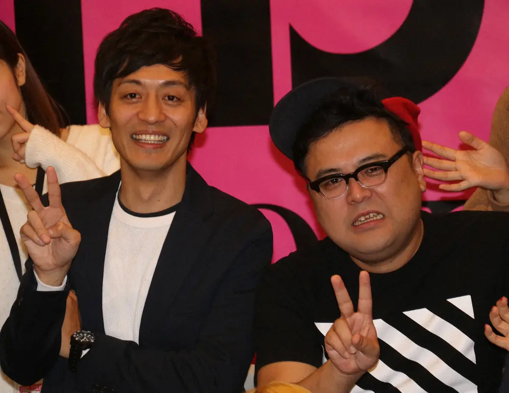 お笑いコンビ「とろサーモン」の村田秀亮（左）と久保田かずのぶ