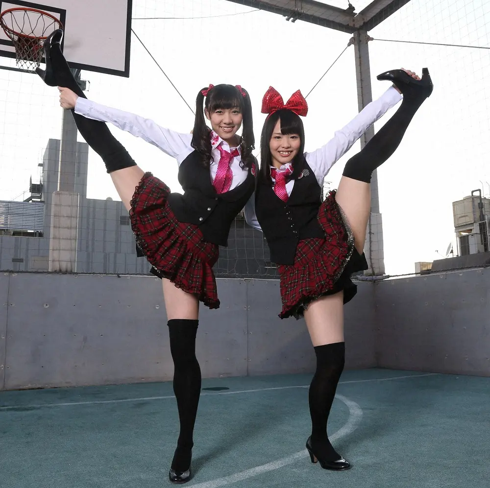 2013年、新曲で披露するＹ字ポーズを決める須田亜香里（左）と松村香織