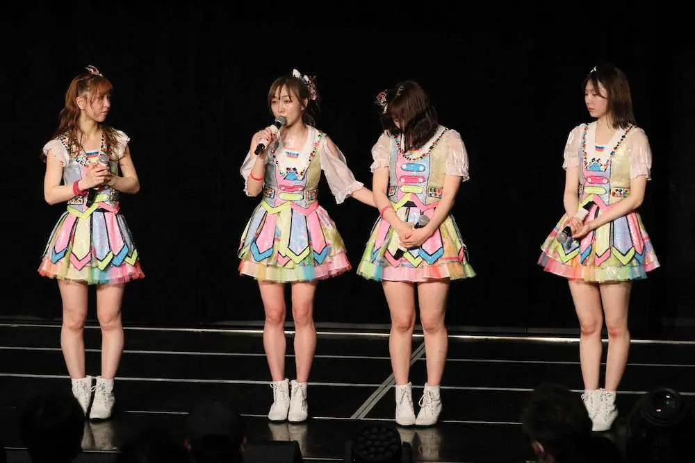 SKE48劇場での公演で卒業を発表した須田亜香里（左から2人目）