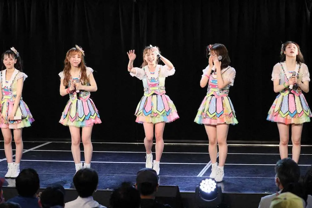 劇場公演で卒業を発表したSKE48の須田亜香里（中央）