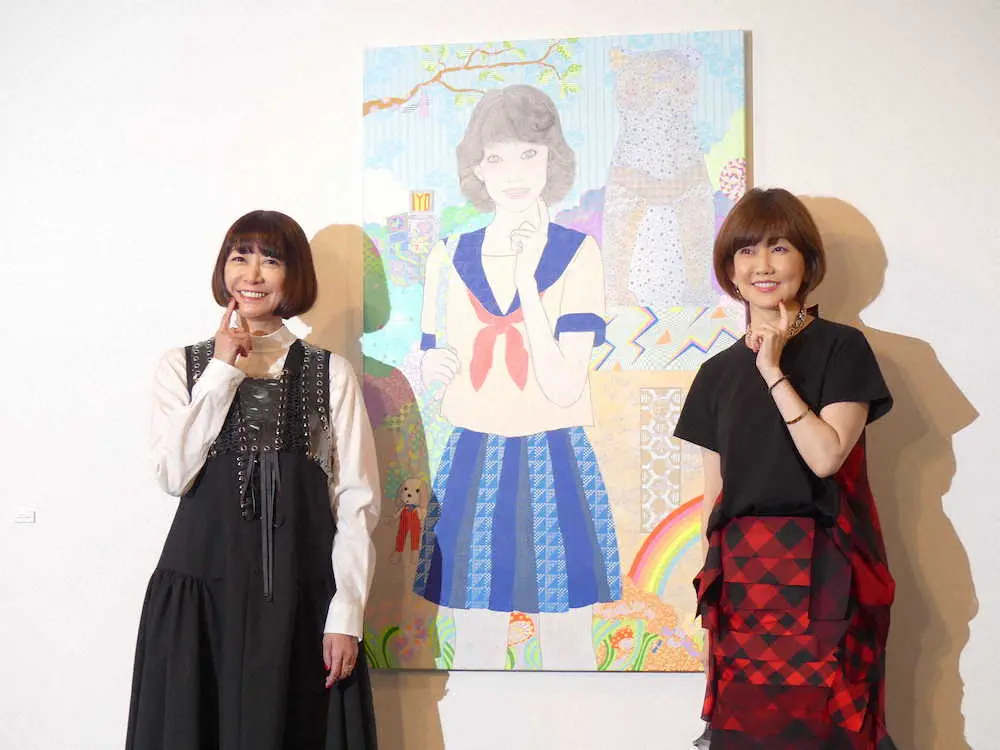 西武渋谷店で個展「Femina」の取材会を行ったKAORUKO（左）と、絵のモデルとなった松本伊代