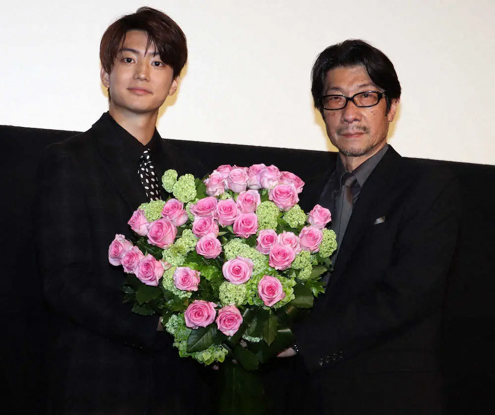 映画「冬薔薇」の初日舞台あいさつを行った伊藤健太郎（左）と阪本順治監督
