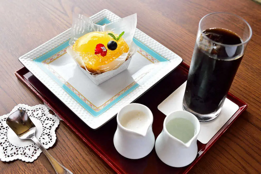 藤井聡太棋聖に提供された午前中のおやつ「なるとオレンジ」とアイスコーヒー（日本将棋連盟提供）