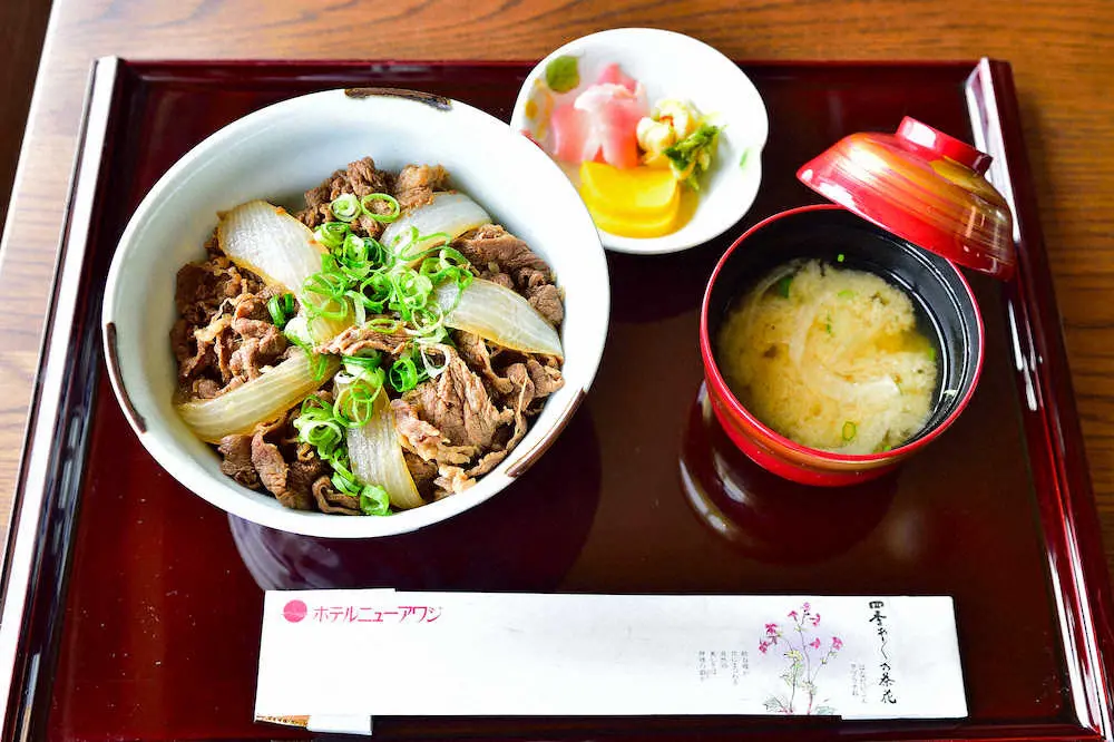藤井の昼食、淡路島牛丼と味噌汁（日本将棋連盟提供）