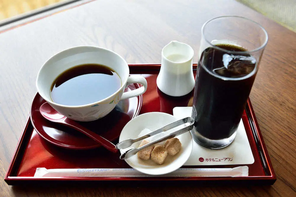 永瀬拓矢に提供された午前中のおやつ、アイスコーヒーとホットコーヒー（日本将棋連盟提供）