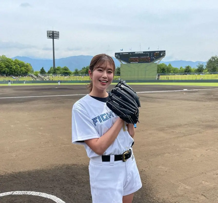 稲村亜美　ショートパンツのユニホーム姿披露に「野球のユニが一番似合う」「超似合いますニャー」