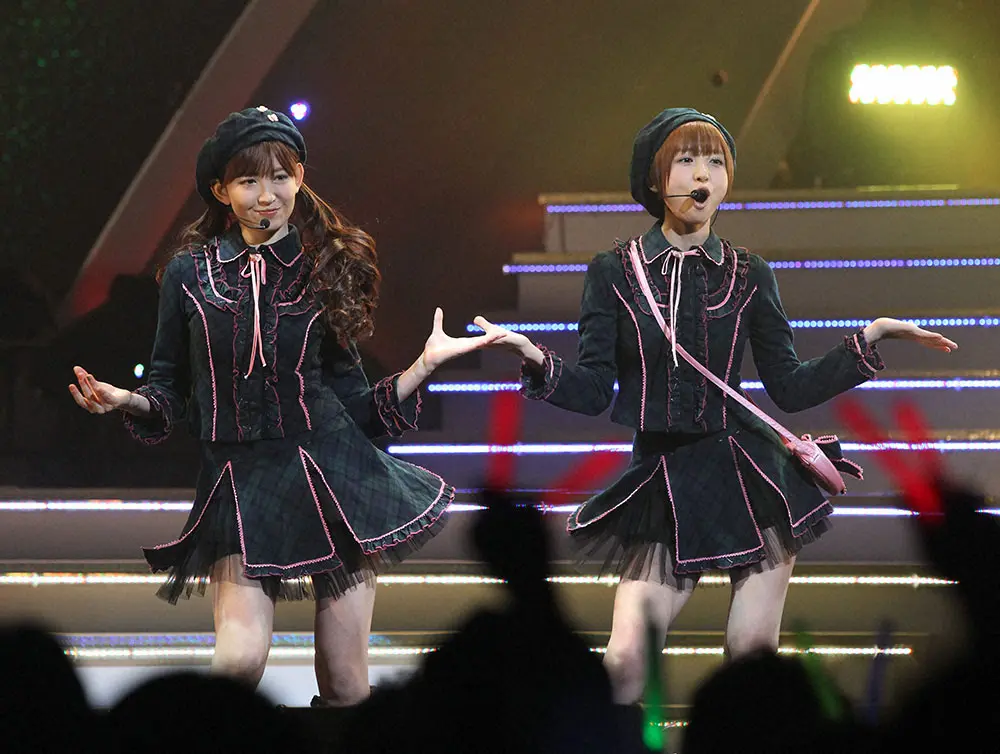 2011年、となりのバナナを熱唱するAKB48の小嶋陽菜（左）と篠田麻里子