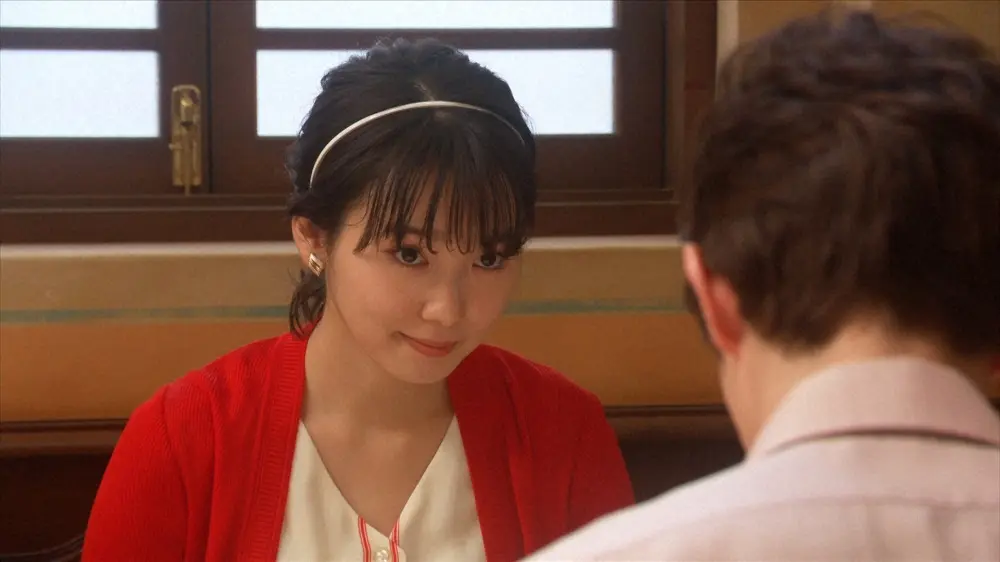 連続テレビ小説「ちむどんどん」第57話。デートする暢子と智の隣のテーブルに案内された愛（飯豊まりえ）は…（C）NHK