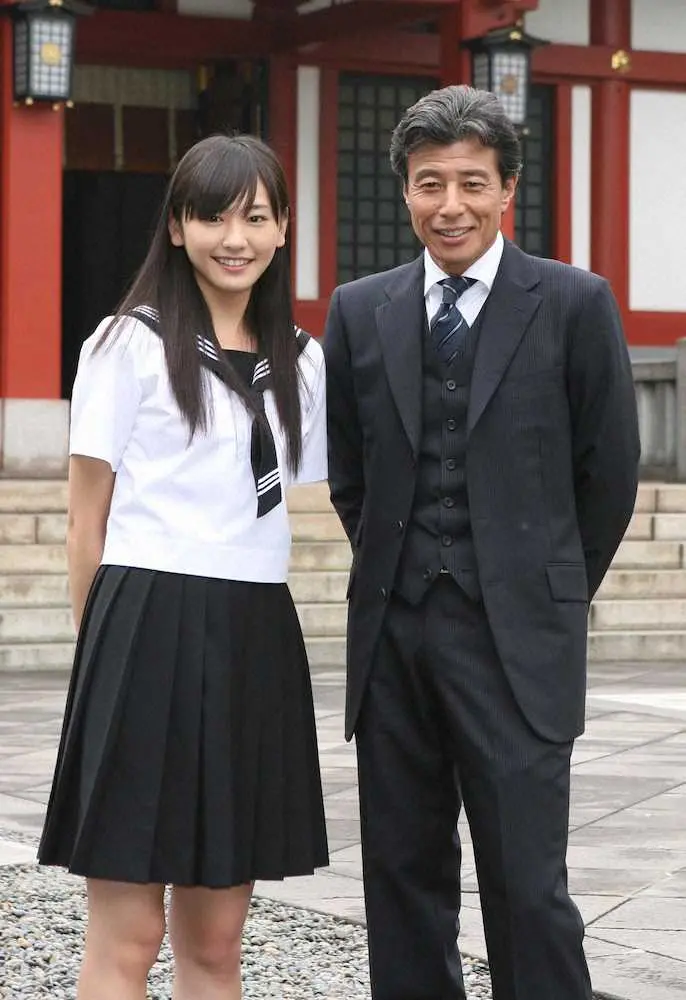 2007年のTBSドラマ「パパとムスメの7日間」に出演した舘ひろしと新垣結衣