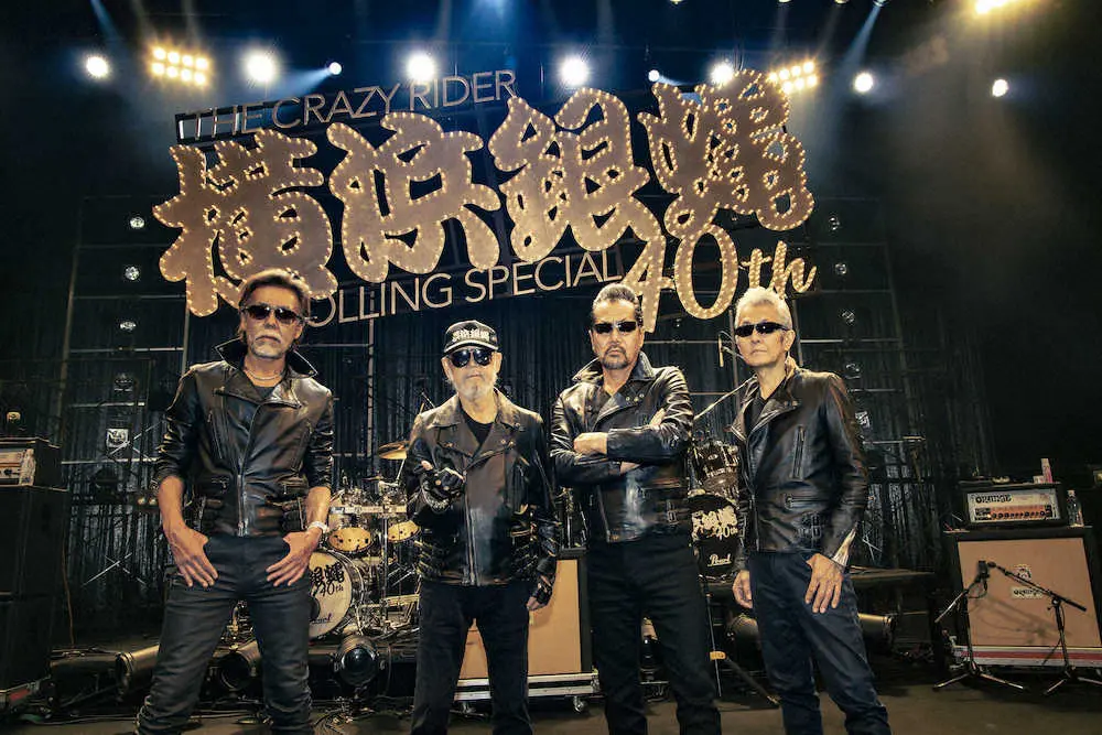 2021年12月の期間限定復活ライブで記念撮影する横浜銀蠅(左から)TAKU、嵐ヨシユキさん、翔、Johnny