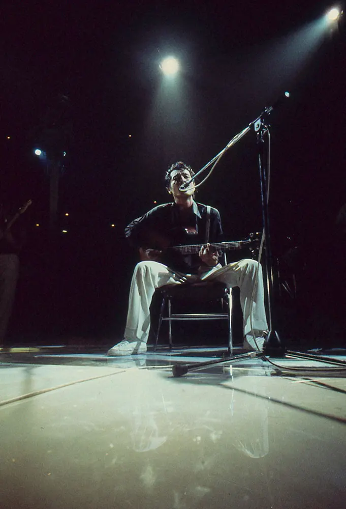 77年、武道館で「雨のハイウェイ」をギターの弾き語りで披露する矢沢永吉