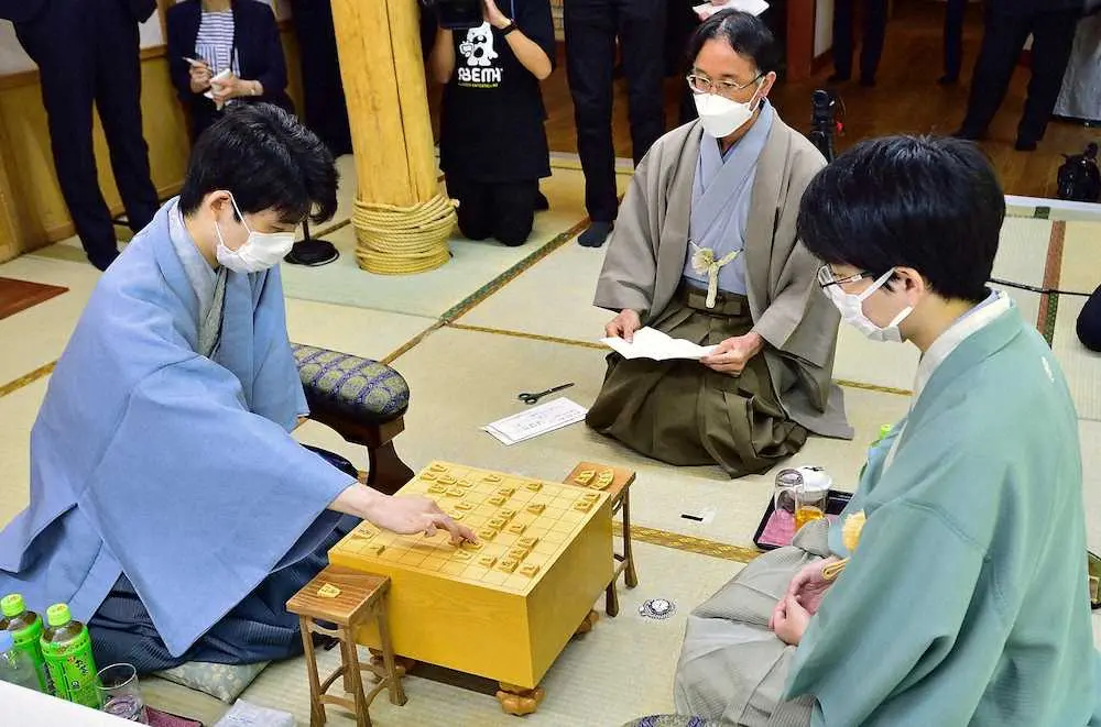 3連覇期す藤井聡太王位　99手で豊島将之九段下し1勝1敗のタイに　王位戦7番勝負第2局