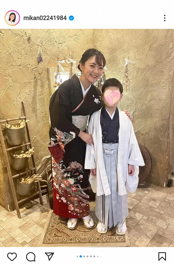 みかん　息子のハーフ成人式で着物姿の家族写真披露　息子からは「鬼滅の無惨みたいと言われた」