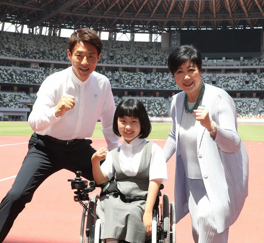 国立競技場でポーズをとる（左から）松岡修造、和合由依さん、小池百合子東京都知事（撮影・郡司　修）