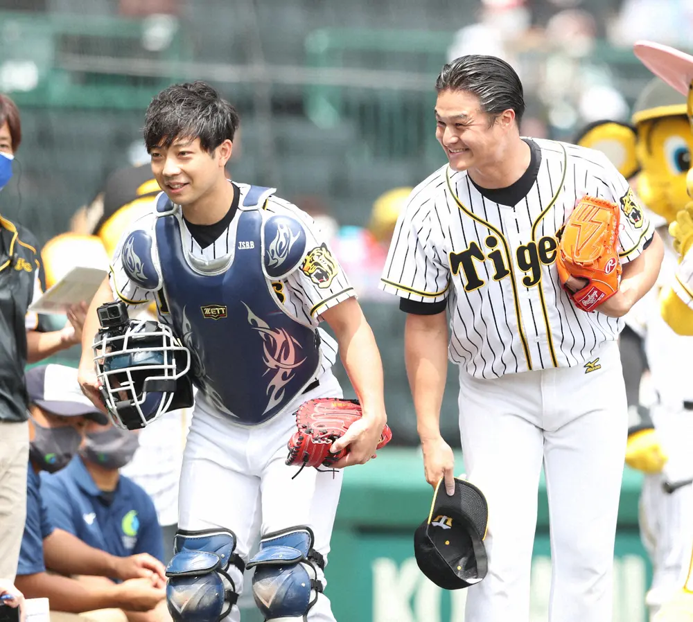 2021年、甲子園球場でファーストピッチセレモニーに登場した「ティモンディ」の前田裕太（左）と高岸宏行
