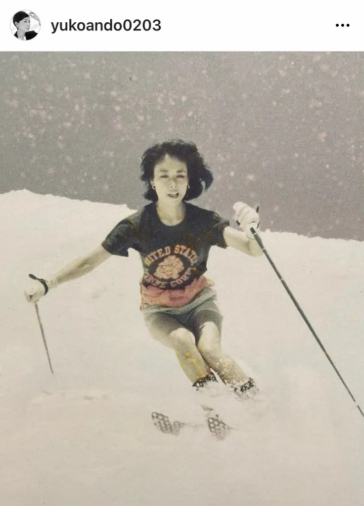 安藤優子氏　「怖いもの知らずの時代」半袖短パンの夏スキー姿に反響「かっけえー」「凄いイケイケ」