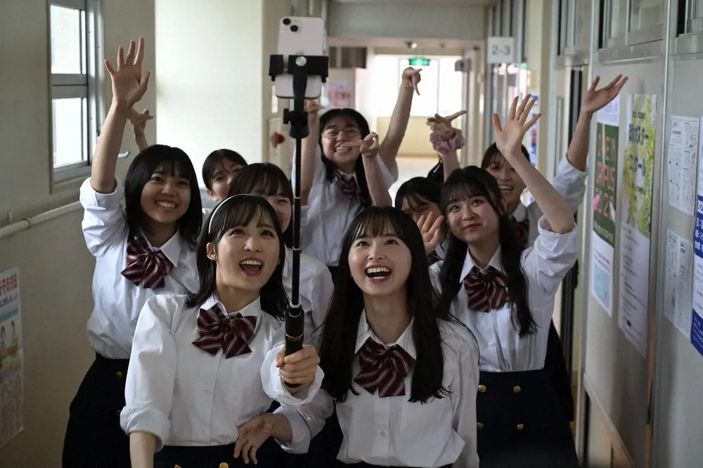 女優としてのキャリアを着々と積み上げている「AKB48」小栗有以（前列左）（C）「パパとムスメの７日間」製作委員会
