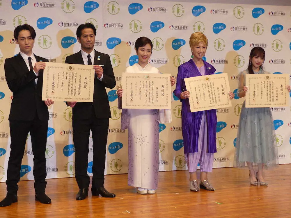 表彰状を手にする（左から）TETSUYA、HIRO、伍代夏子、瀬川瑛子、向井地美音