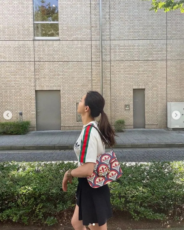 長谷川京子　GUCCI＆adidasシャツ＆キュロット姿披露に「素敵なコーデ！」「センス半端ない」