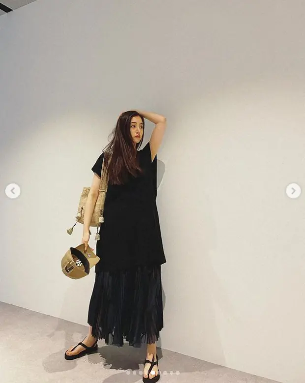 新木優子　黒コーデの私服姿公開に「足透けてるの綺麗」「黒めっちゃ似合ってます」