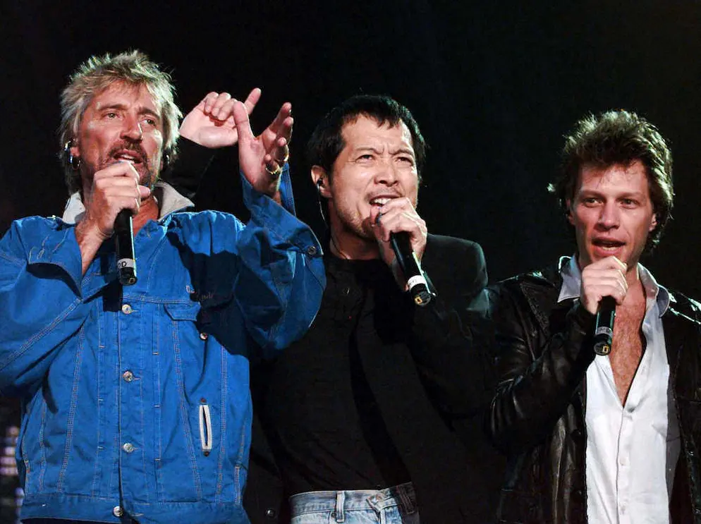 97年、ロンドン市内で開かれたエルビス・プレスリー追悼記念コンサートで競演する（左から）ロッド・スチュワート、矢沢永吉、ジョン・ボン・ジョヴィ（ロイター）