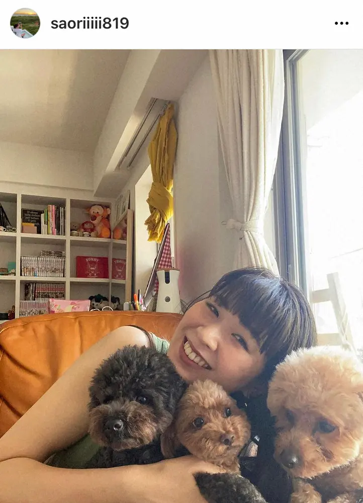 木村沙織さん　3匹の愛犬たちと戯れるオフショット　ファン「顔まで似てきてますねぇ」