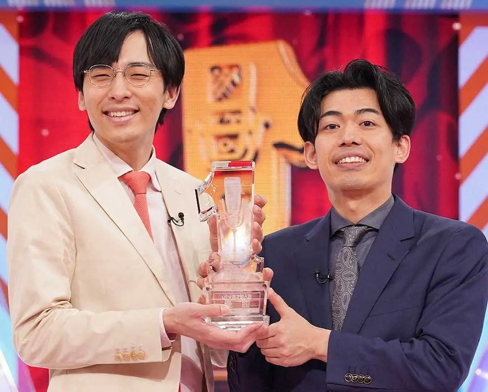 第11回ytv漫才新人賞を受賞したカベポスターの永見大吾（左）と浜田順平