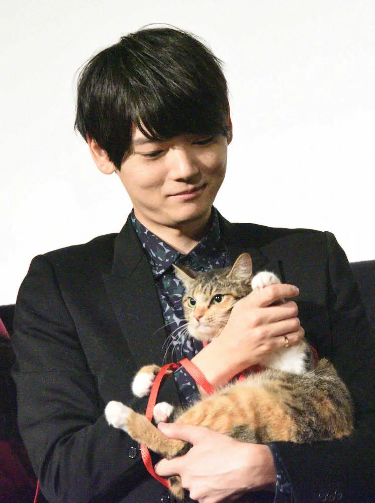 「劇場版　ねこ物件」の公開記念舞台あいさつに登場し、猫と戯れる主演の古川雄輝