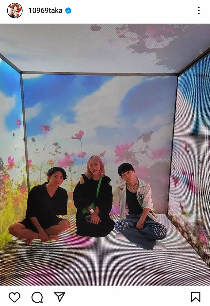 ワンオクTaka　親友のTAKUYA∞と蜷川さん展示会へ　ファン「神の組み合わせ」「素敵」の声
