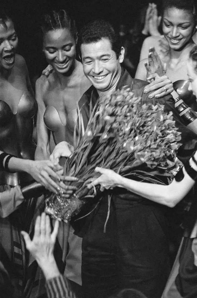 パリ・コレクションのランウエーショーで、モデルたちから祝福を受ける三宅一生さん＝1980年3月、パリ（ゲッティ＝共同）