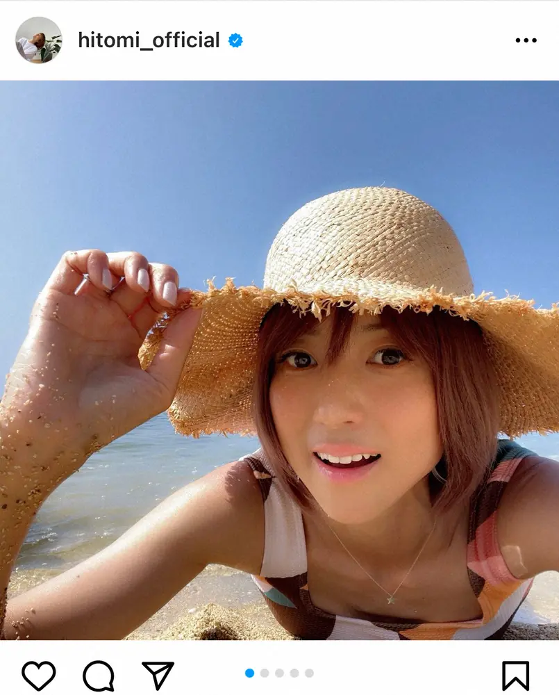 hitomi　子供たちと夏のビーチ満喫　麦わら帽子姿に「かわいいママ」「お若い」の声