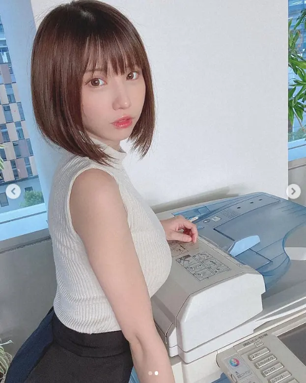 【画像・写真】えなこ　秘書コスプレ披露に「こんな秘書欲しぃ」「色々と教えてあげたい」「採用」「やばいな！」の声