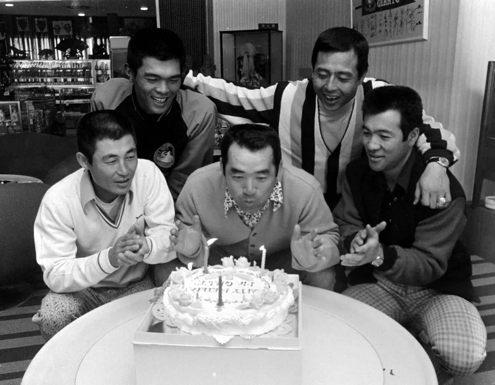 74年2月、長嶋茂雄氏が38歳の誕生日を迎え、チームメートに祝福されてバースデーケーキのロウソクの火を消す。（左から）土井正三、河埜和正、長嶋茂雄、王貞治、柴田勲