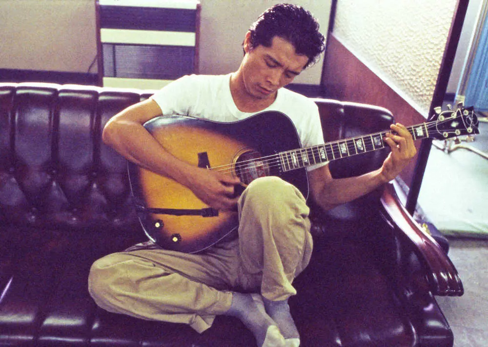 1977年、ライブ前の楽屋で湧き出るメロディーをギターで鳴らす矢沢永吉