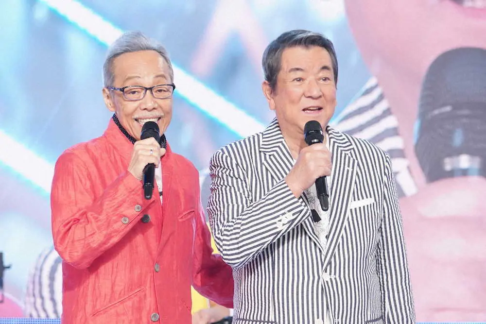「24時間テレビ」のエンディングで最後の「サライ」を歌う加山雄三（右）。谷村新司と（C）日本テレビ