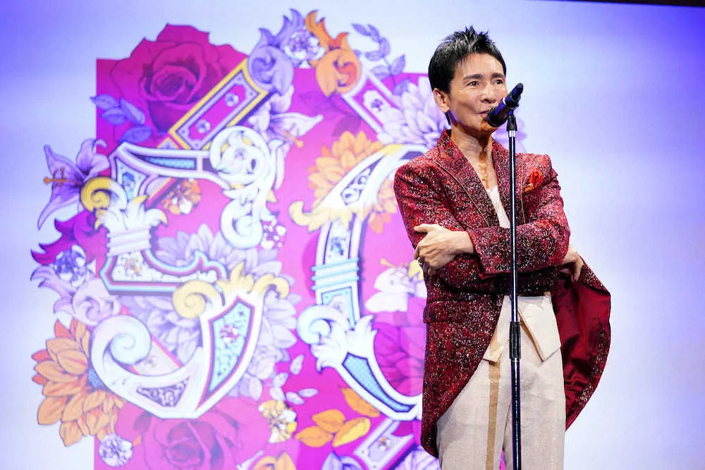 郷ひろみ　デビュー50周年式典で感激の涙　ファンに誓った「みなさんのためだけに歌っていく」